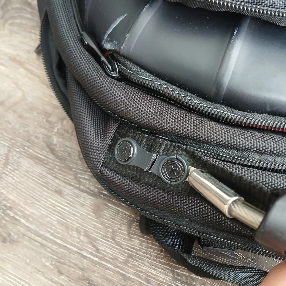 Swiss Tech broken zipper